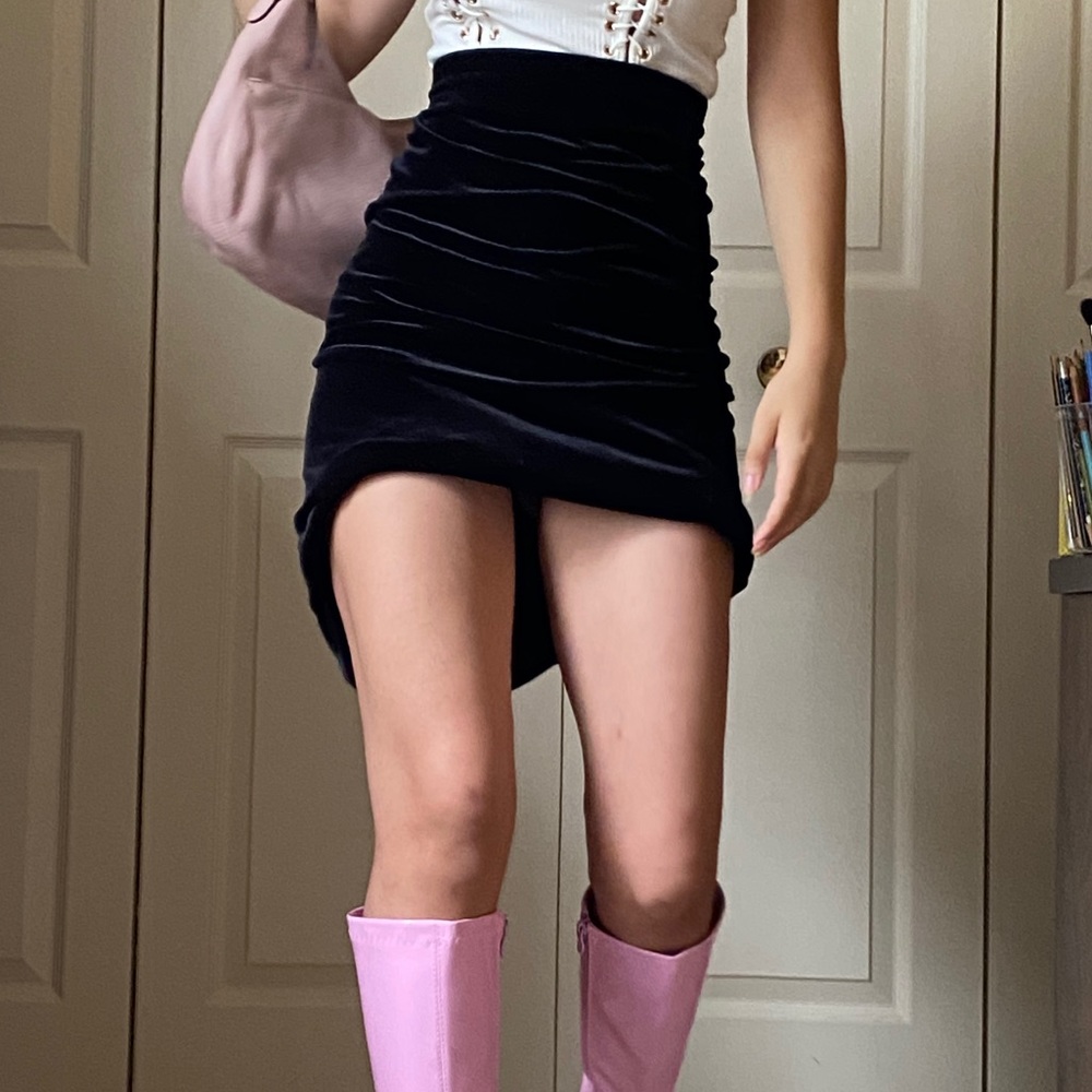 MEDIUM LENGTH BLACK VELVET SKIRT